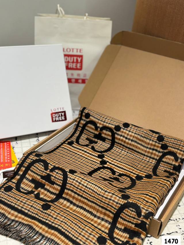 Comes with a gift box The most gentle color scheme of Gucci scarf is a cashmere scarf with a great atmosphere. Don't you want to order such a beautiful scarf now