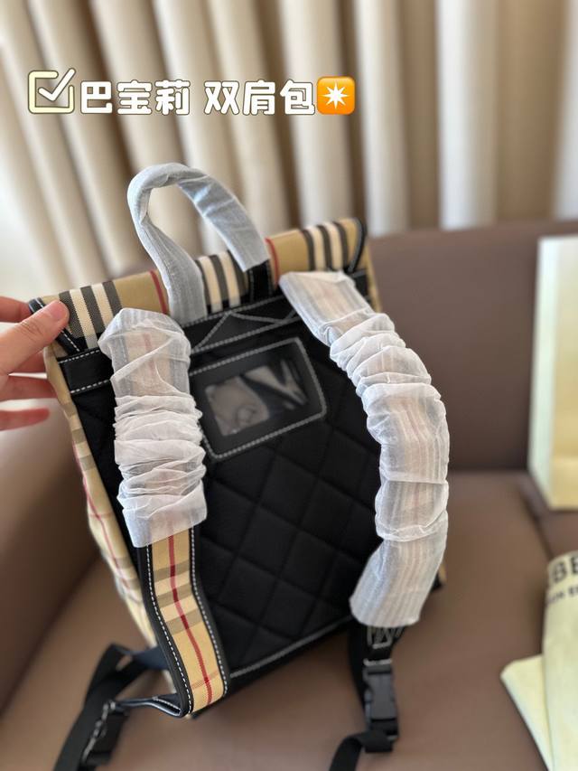 Burberry backpack classic fabric feels super nice, steady and generous! You won't choose the wrong one! Size 23 * 33