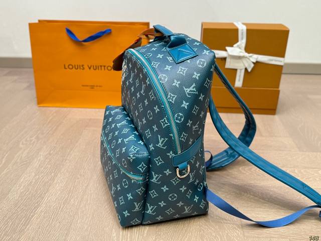 Lv's new backpack is versatile to the point of having no friends, it's cool, stylish, and highly recognizable. It's also handsome and fashionable for commuting! Size 28 36