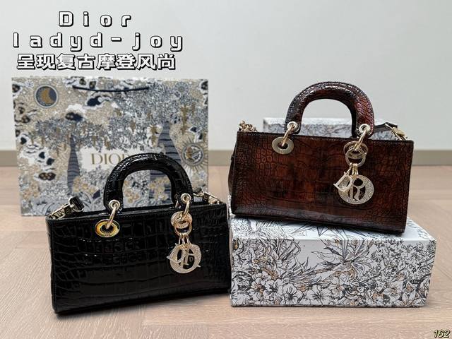 Dior's new consort, Lady Joy, presents a retro and modern style. Dior showcases its personality and temperament. Size 26 14: