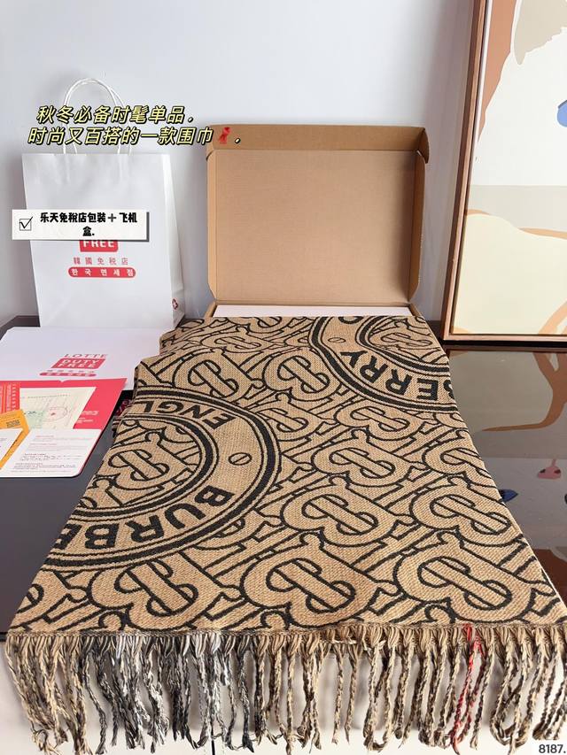 Comes with a gift box Burberry. The softest color scheme for scarves is a cashmere scarf with a great atmosphere. Don't you want to order such a beautiful scarf now?