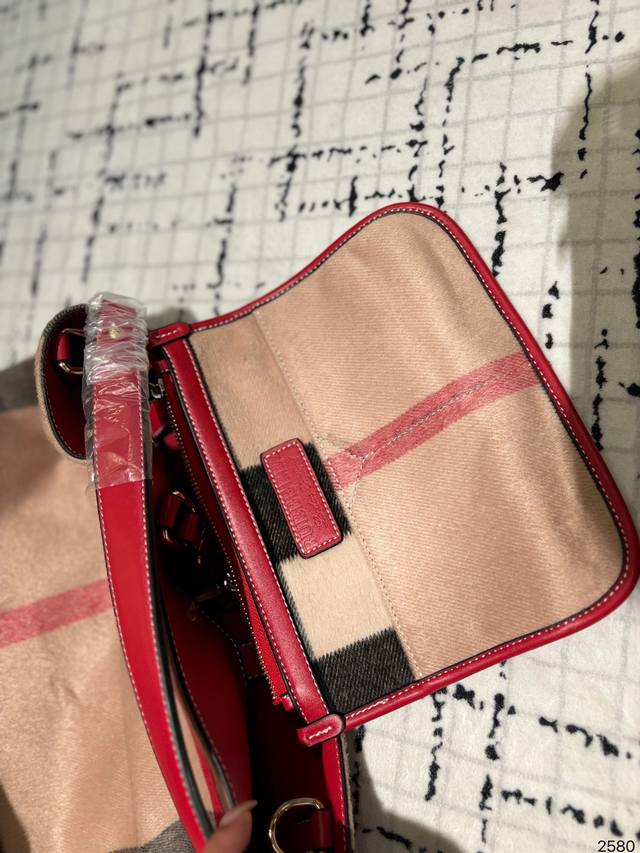 Burberry Tote is a super popular tote bag that is very likely to become more and more popular for daily commuting. It is worth buying. Size: 25.18.33