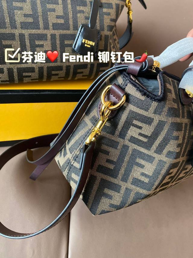Fendi counter rivet style original mold customization portable shoulder bag, decorated with the latest f logo. Paired with the premium original logo, there is a large capacity space inside. Leisurely yet elegant, exquisite craftsmanship. Identify the