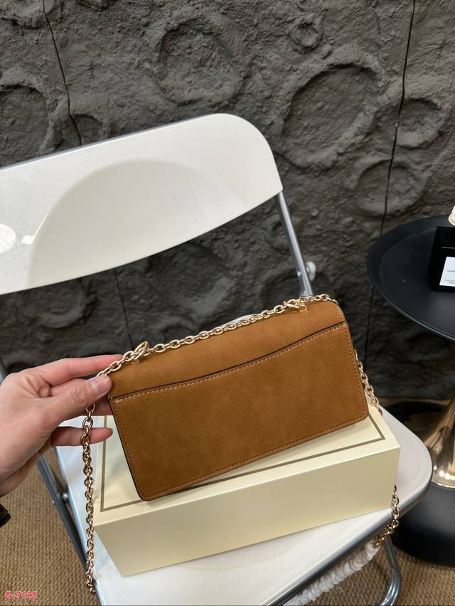 The Eliza series from Coach with folding box is new! Eliza is no stranger to old faces, but this time she has some autumn and winter styles in mind, which suddenly brightens her eyes! Leather, suede, stable and atmospheric color: