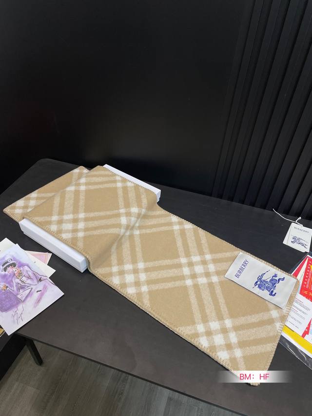Cashmere Scarf Box Size: 180cm * 30cm Burberry Cashmere Scarf The gentlest color scheme for the upper body is super soft and comfortable. Don't you want to order this beautiful scarf now?