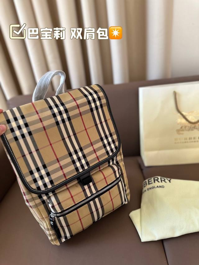 Burberry backpack classic fabric feels super nice, steady and generous! You won't choose the wrong one! Size 23 * 33