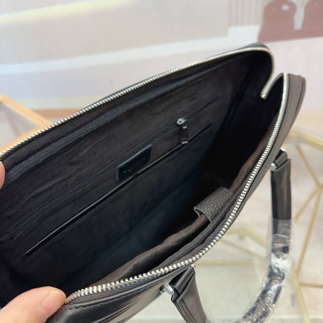 Burberry's latest men's briefcase is highly practical, with exquisite details and exquisite workmanship. It is high-end, atmospheric, and upscale, with a casual and generous style. Size: 39 29: