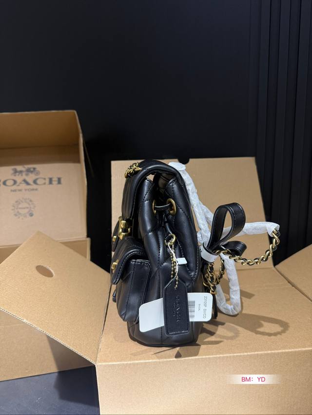 The Coach Coach Shoulder Tabby Backpack with Airplane Box is a versatile and versatile backpack that reshapes the coach design of the 1970s in a modern way. Its multifunctional style can be used as a backpack