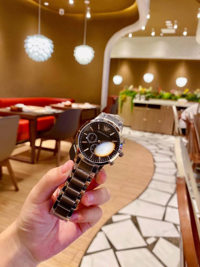 The true original Armani Renato series details can be seen in the high-quality and fashionable men's watch, the noble Iron Prince, with a deep and elegant black large dial and three eye multifunctional business quartz watch. The dial diameter is 43mm