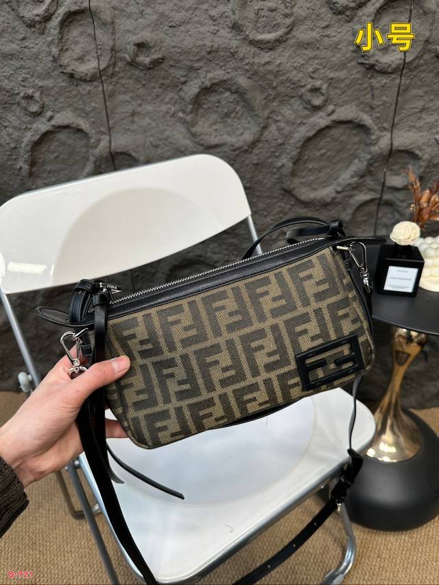 Equipped with a folding box Fendi armpit bag, it can be worn under the armpit or diagonally, with a simple and luxurious feel. Size 24.14cm: