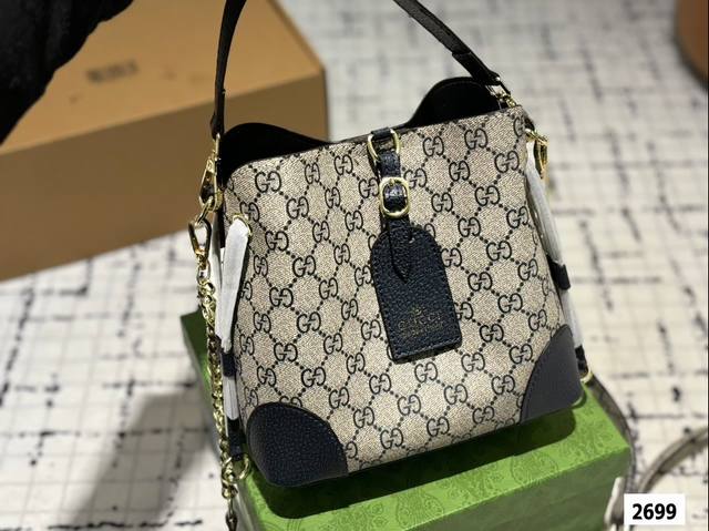 Gift box packaging Gucci Emblem series Tote new product launch, storage party big love big bag with compartments. The new emblem is launched, which is a relatively large tote with adjustable shoulder straps on both sides and a classic lining:
