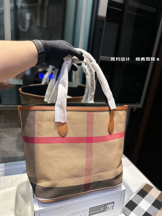Burberry shopping bag classic temperament big brand shopping bag is really too classic. It looks good on the back no matter how it is carried, and the quality is super good. Imported fabric Pk counter quality, beautiful girl must be kept while in sto