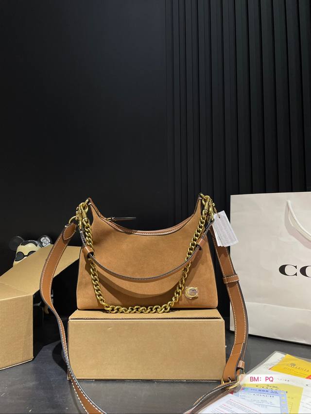 Paired with a box, Coach's new armpit bag with a spicy girl style is also so cool. The new product is so beautiful, and the new bag has a good shape for carrying. It's really cool. Family size: 25 17: