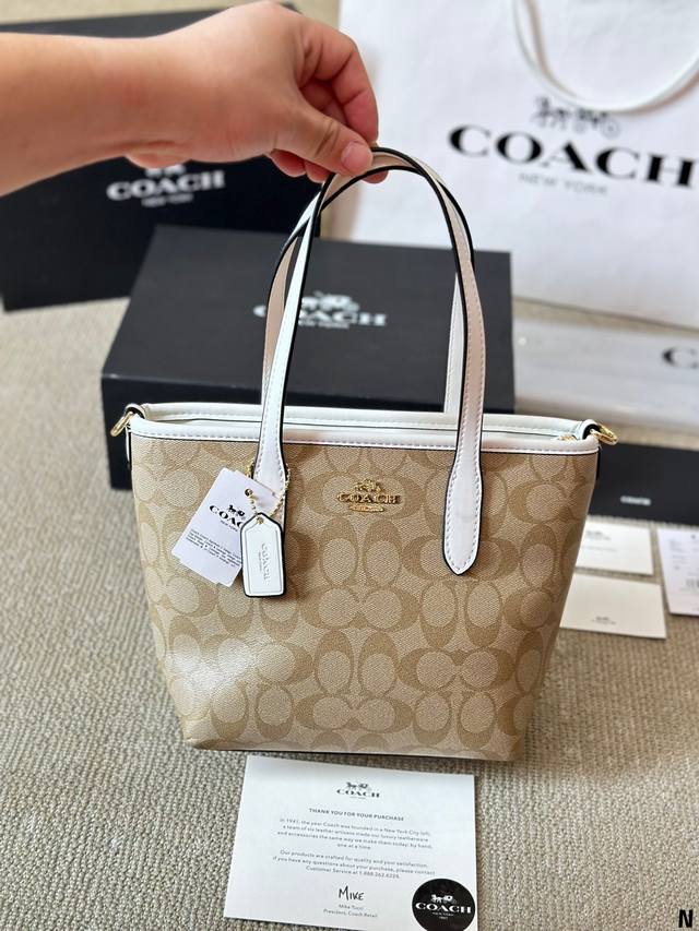 Coach with accessories! Such a cute City tote bag! Coach's new September product is the Little Tote Bag! City Series Mini Number!! Good boy, good boy. Size 20 20cm: