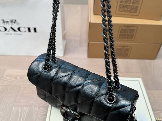 The large folding box of the Coach Tabby wine god bag is not only practical and versatile, but also very distinctive and attractive. I really love this simple and easy to carry bag. It can be easily carried on the back, and both practicality and beau