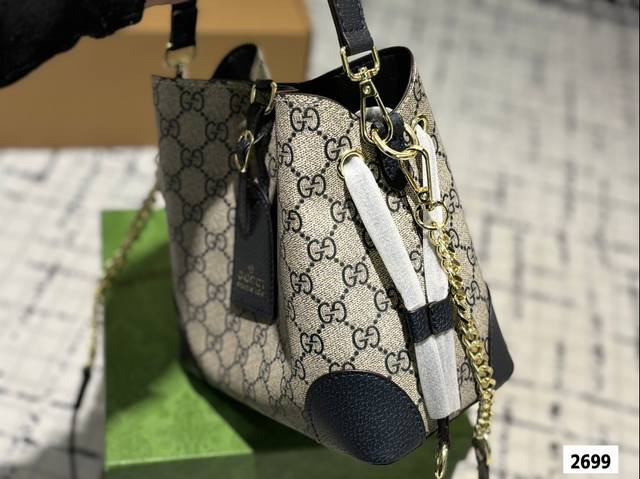 Gift box packaging Gucci Emblem series Tote new product launch, storage party big love big bag with compartments. The new emblem is launched, which is a relatively large tote with adjustable shoulder straps on both sides and a classic lining: