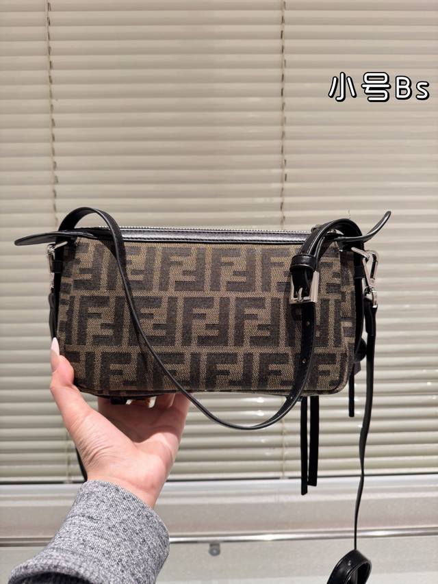 The folding box Fendi Hobo bag felt like it hit me at first glance. Plus, the medium size has a longer shoulder strap, which is very practical. The medium-sized one has two mobile phones, wallet, keys, sunglasses, lipstick and powder without pressure