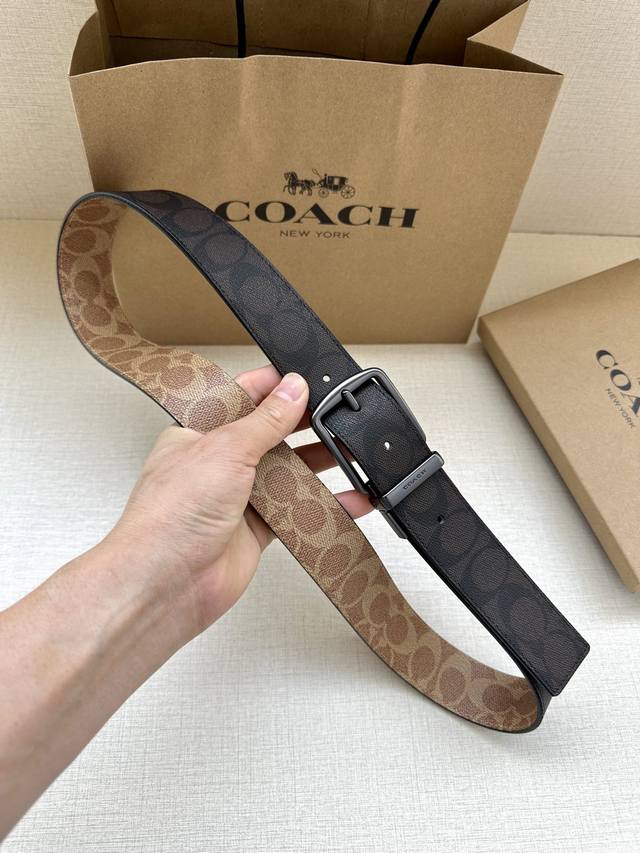 The 3.7cm wide COACH double-sided belt is made of black fabric with a classic logo buckle, and comes in two different appearances. Its fit can be personalized and can be cut with scissors. Trimmable double-sided: