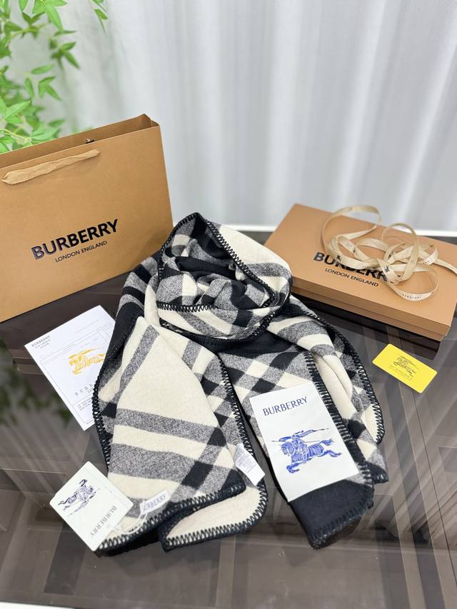 Comes with a box tote bag, Burberry Equestrian Knight logo, carpet edge, sewn wool scarf. Who hasn't owned this warm scarf yet? Double sided cashmere scarf, decorated with a new season plaid pattern