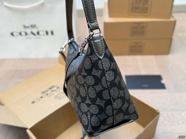 The airplane box, Coach armpit bag, has a high-quality texture, super large capacity, and durability. It can be worn on the street for daily use with a 100% return rate. It is this casual and lazy feeling. Size 20 15: