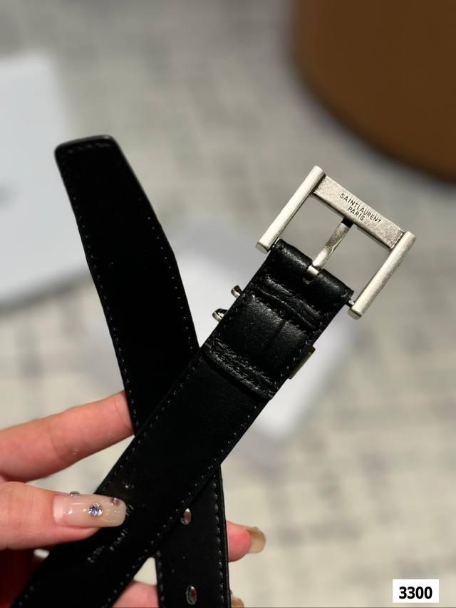 The original leather Ysl belt with box matching has been very popular recently! Cowhide leather! Complete packaging! The belt belongs to it! The belt is exquisite and fashionable. Please note the size when placing an order