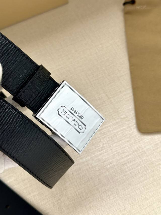 As a well-known fashion brand, Coach with a width of 3.5cm often cleverly integrates its brand logo into the design of the belt, such as printing the brand's initials, patterns, etc. on the buckle or belt, which not only highlights the brand's identi