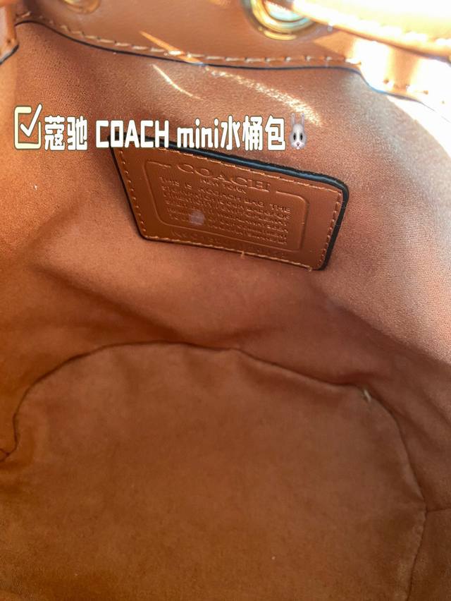 The size of the gift box is 17Cm. The Coach Mini bucket bag is small. Grandma's is really beautiful. It is also versatile. If sisters feel inconvenient to handle, or don't like the original shoulder strap, they can give it to them: