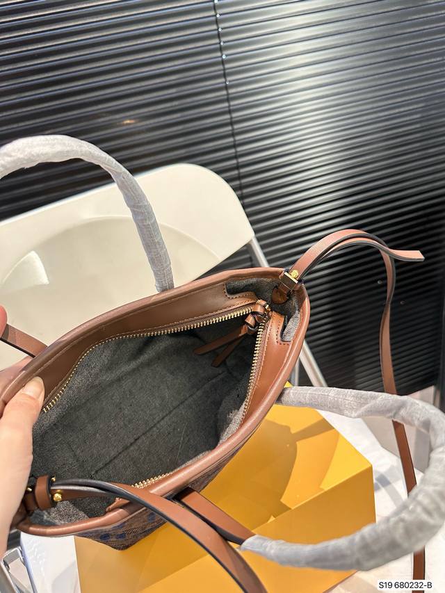 Fendi's popular vintage bucket bag with foldable box is probably the most commonly carried bag by trendsetters. Fendi's single shoulder and diagonal cross are not a problem, giving it a lazy and lazy street style. Qi Wei,: