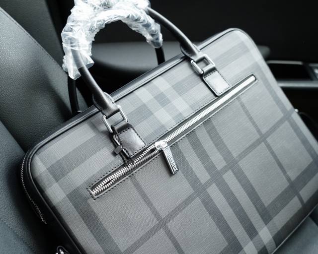 Burberry official website synchronizes high version handbag and crossbody backpack with timeless iconic products made of pure original single calf leather top hardware, non market ordinary version. This year's favorite styles of Burberry are all phot