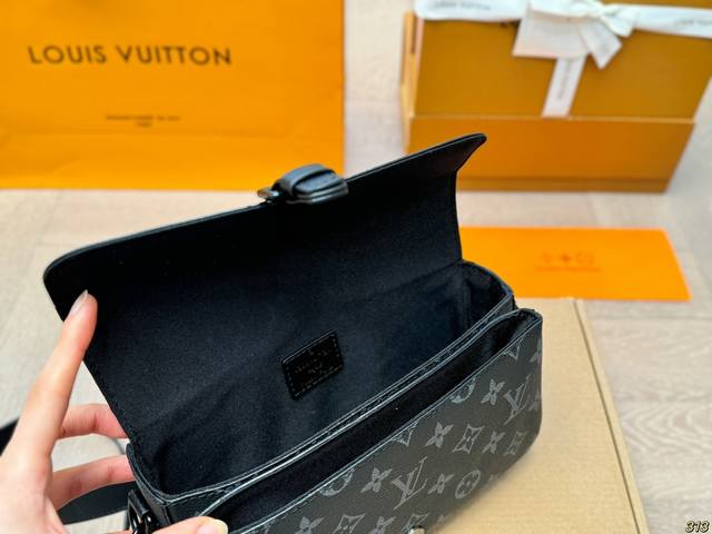The airplane box chip version Lvmonsuri crossbody messenger bag is the latest spring and summer Montsouris series men's small shoulder bag. The square and long bag shape has a bit of a baggy smell. The overall All Black design is really cool: