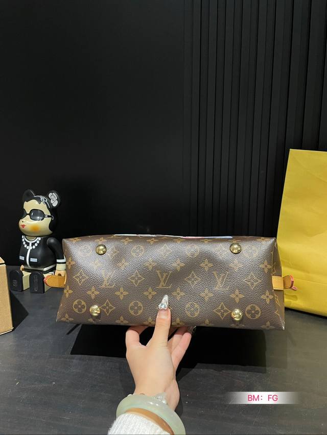 Comes with a folding gift box Lv, Kerry Ao bag, July new collection, old flower painted labubu women's bag, Carry All new collection, neverfull Lv, early spring game On series, Neverfull new shopping bag: