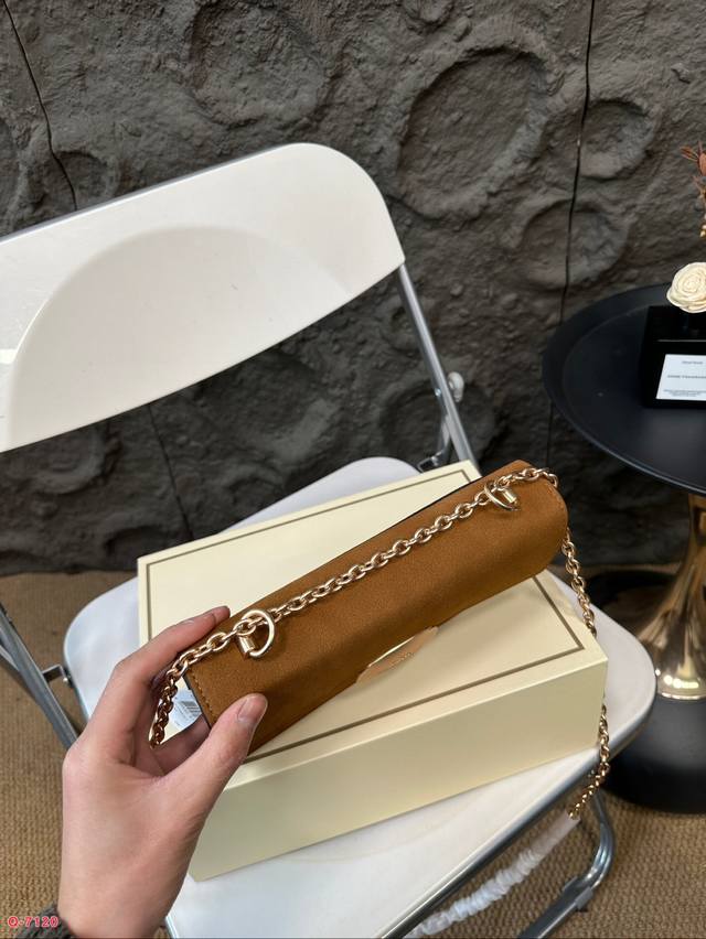 The Eliza series from Coach with folding box is new! Eliza is no stranger to old faces, but this time she has some autumn and winter styles in mind, which suddenly brightens her eyes! Leather, suede, stable and atmospheric color: