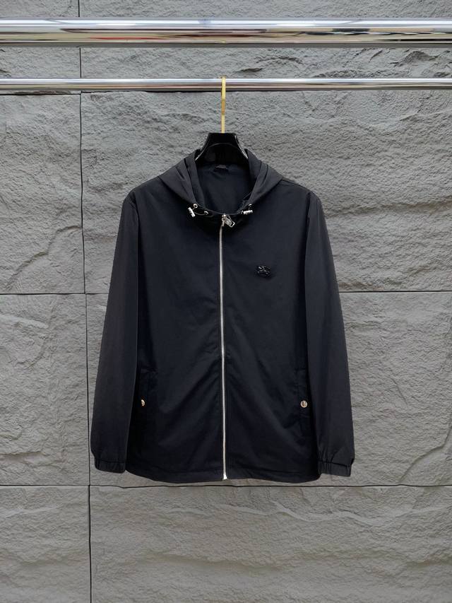 Burberry's new men's jacket for early autumn 2024, the original three standard high-end version is complete! Customized fabrics at the counter have high breathability and comfort, impeccable details, brand element design concept, and professional pur