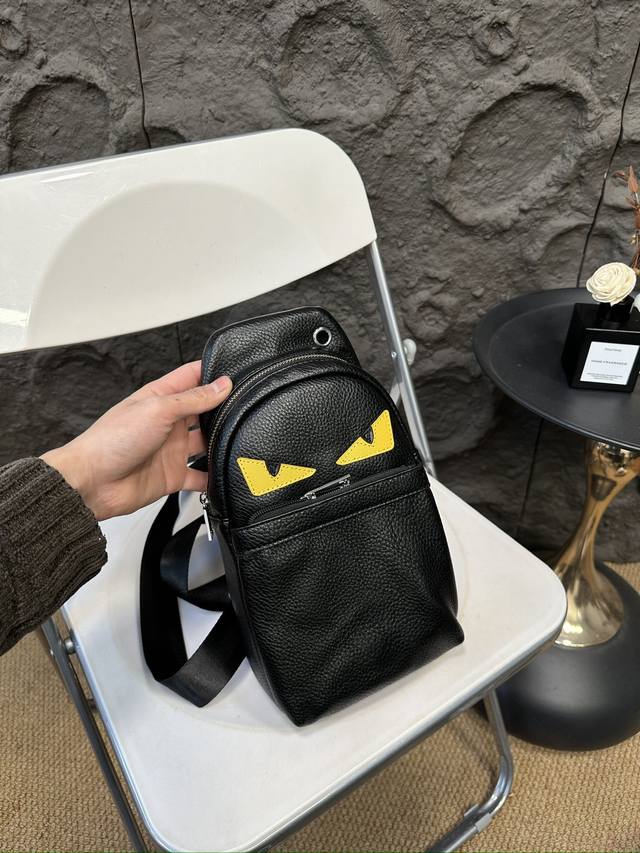 Fendi chest bag crossbody shoulder bag with exquisite inlay and fine craftsmanship, photographed in the original factory fabric size: 16.28cm: