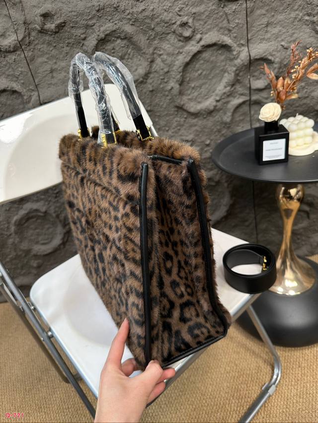 Fendi is just the latest cashmere tote bag for autumn and winter this year. The body of the bag is very lightweight, and the medium space is also sufficient. The appearance and texture are absolutely stunning!! Flannel is soft, elegant, and gentle. I