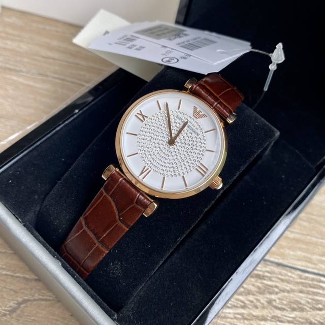 Original order new to Armani quartz women's watch. Versatile and stunning, with a starry dial that sparkles with extraordinary brilliance. Paired with a double needle design and a calf leather strap, the delicate grain adds an elegant and fashionable