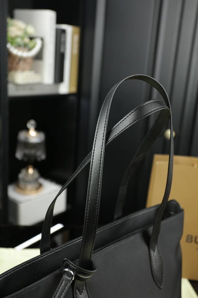 Box free Burberry nylon tote bag tote bag shopping bag tote bag is really classic. It looks good on the back no matter how you carry it. Size: 29 × 23