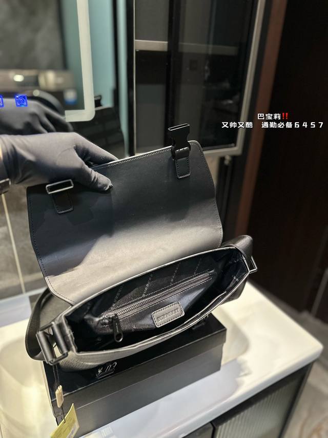 Burberry flip messenger bag checkered men's crossbody bag with exquisite inlay craftsmanship, photographed in the original factory fabric and delivered with a dust bag of 30 X 20cm