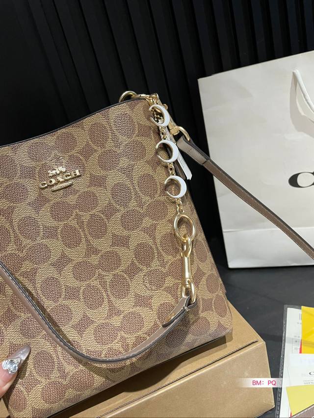 New color scheme for Coach bucket bag, single shoulder crossbody, double-layer handheld crossbody, search for Coach bucket size: 20 * 23: