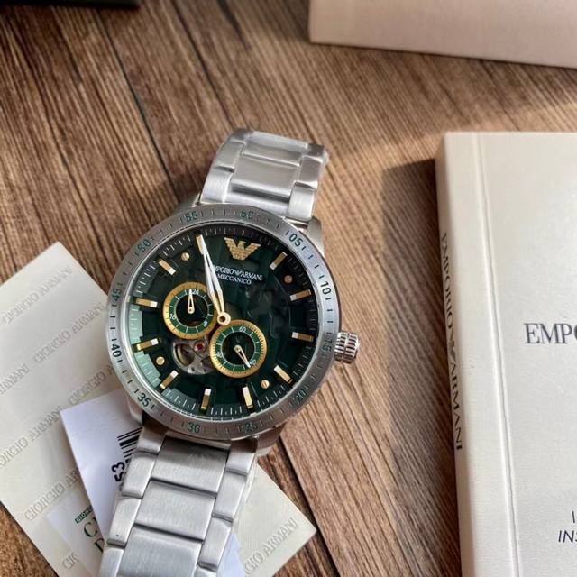 Armani AR60053 silver hollowed out diamond inlaid perspective automatic mechanical watch! Hollow perspective window, with texture pointers and sharp lines that leap into the hand! The green dial paired with a 316 steel strap bracelet is grand and bea