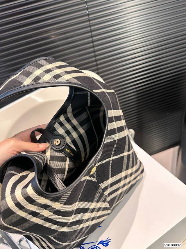 Paired with a folding box, the new Hobo from Burberry Burberry looks so great! It's completely covered in grass. The overall body is light and stylish, and there is a sub bag that can be disassembled. The size is just right for daily use, and the wid