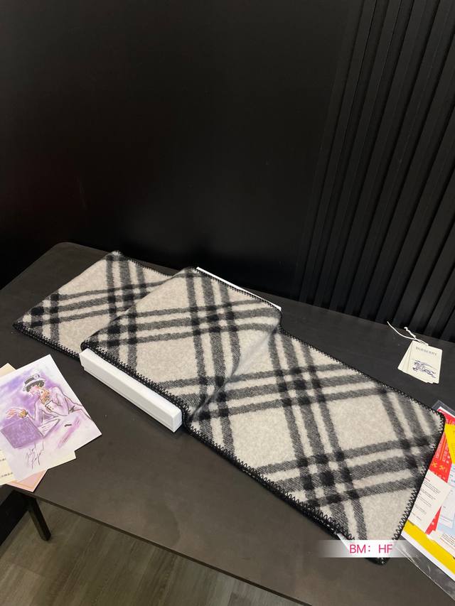 Cashmere Scarf Box Size: 180cm * 30cm Burberry Cashmere Scarf The gentlest color scheme for the upper body is super soft and comfortable. Don't you want to order this beautiful scarf now?