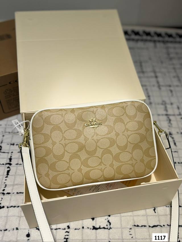 The box size is 24.15, and the Coach double zipper camera bag has a full turn back rate. It is elegant, fashionable, simple, high-end, and very versatile