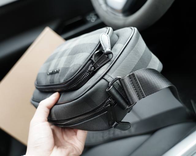 Burberry official website synchronizes high version crossbody single shoulder backpack with eternal and timeless iconic products. Pure original single cowhide top-notch hardware production, non market ordinary version. This year's favorite styles of