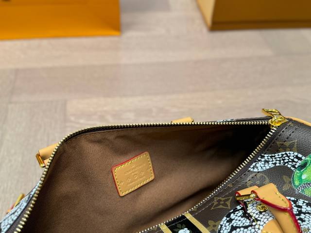 Lvspeedoy custom graffiti pillow bag with unique artistic atmosphere, high aesthetic value, must enter size 30 19: