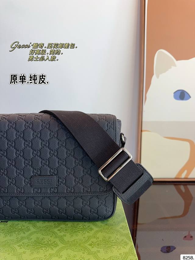 Pure leather gift box Gucci Kuqi Ophidia crossbody bag Gg men's bag is here~As time goes by, embossing is also a durable and timeless element. This bag has a small and stylish design, still with a retro tone, square and upright: