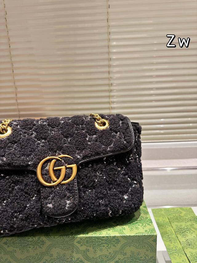 Gucci 27Cm Gold Velvet Gucci Velvet Marmont This product is absolutely amazing. It looks great in real life and I don't know how to describe it. It can be said to be super personalized yet super easy to carry! Size 27cm complete gift box packaging: