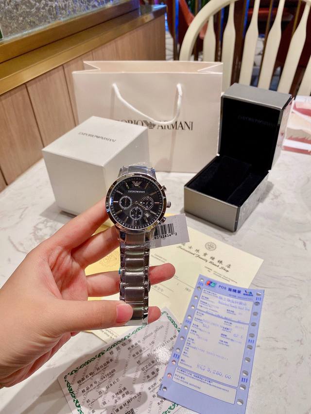 The true original Armani Renato series details can be seen in the high-quality and fashionable men's watch, the noble Iron Prince, with a deep and elegant black large dial and three eye multifunctional business quartz watch. The dial diameter is 43mm