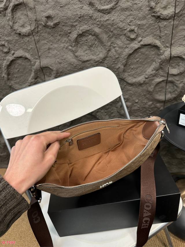 Equipped with a folding box, Coach's new PACE crescent shaped bag and cow horn bag, with a wide canvas shoulder strap design that can be adjusted in length!! It can be worn under the armpit or slung over the shoulder, making it a super versatile item