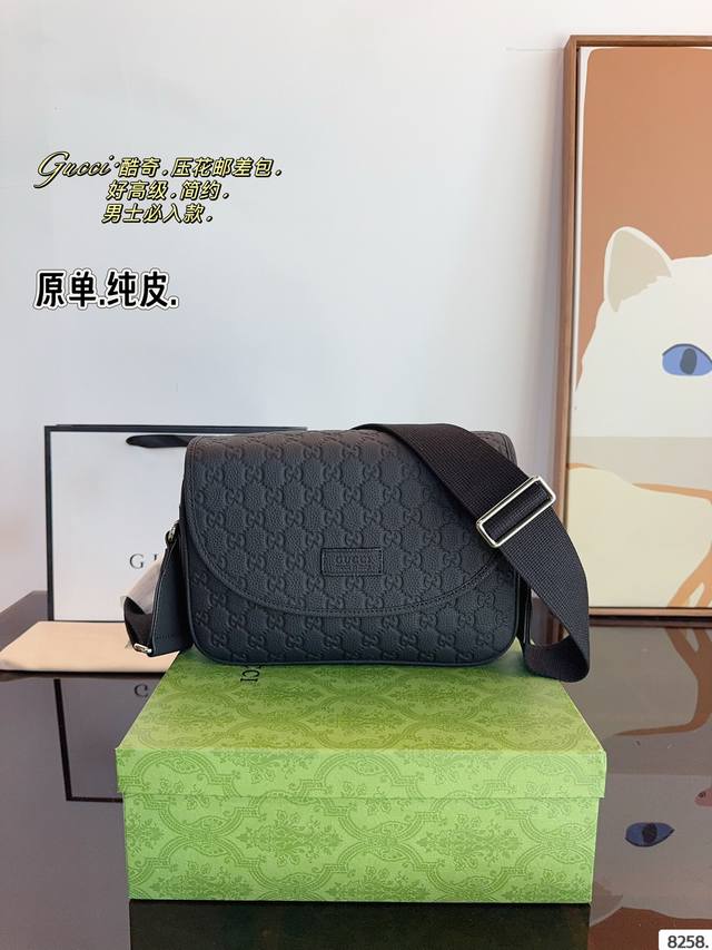 Pure leather gift box Gucci Kuqi Ophidia crossbody bag Gg men's bag is here~As time goes by, embossing is also a durable and timeless element. This bag has a small and stylish design, still with a retro tone, square and upright: